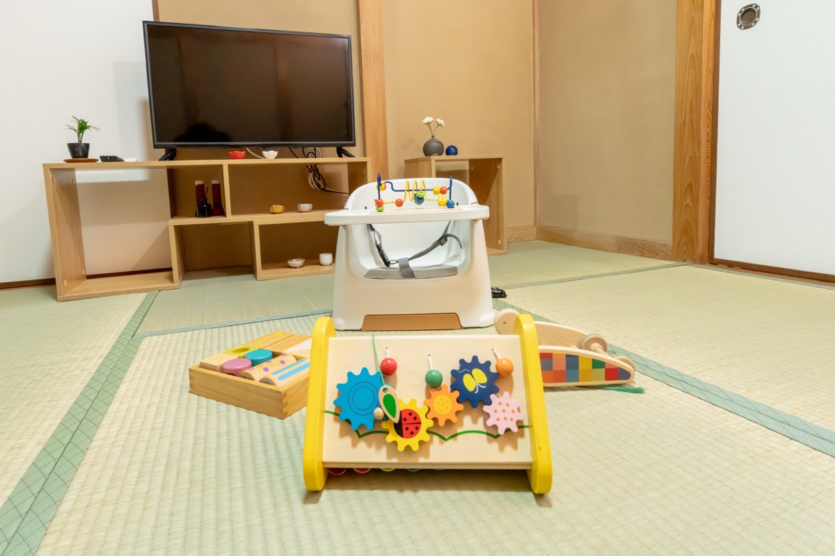 ベビーチェア おもちゃ 畳 子連れ対応 日々の音